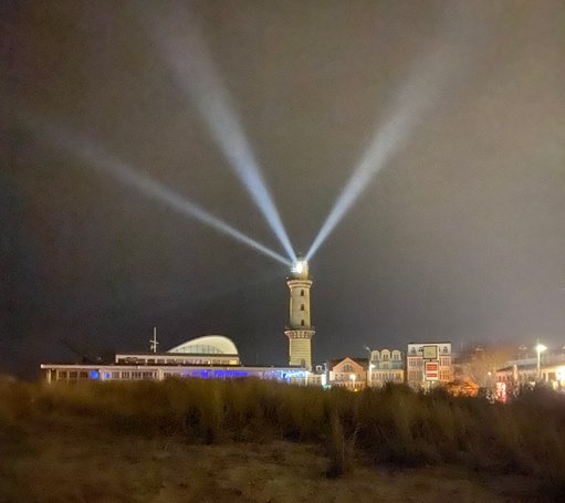 Leuchtturm und Teepott in Warnemünde bei Nacht
